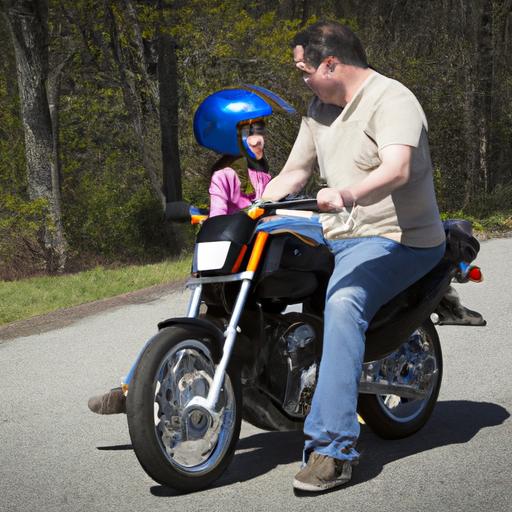 Bố mẹ hướng dẫn con cách lái xe mô tô trẻ em một cách an toàn.