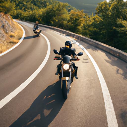 Một nhóm bạn cùng điều khiển các chiếc mô tô Suzuki trên những con đường núi quanh co.