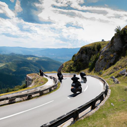 Một nhóm người yêu mô tô Honda đang cùng nhau đi trên con đường núi đẹp mắt với khung cảnh tuyệt đẹp.
