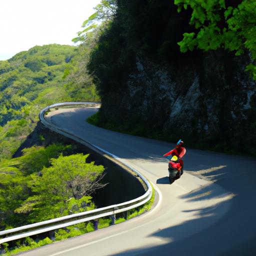 Người lái xe mô tô Suzuki GZ150 A màu đỏ trên con đường ngoằn ngoèo trên núi.