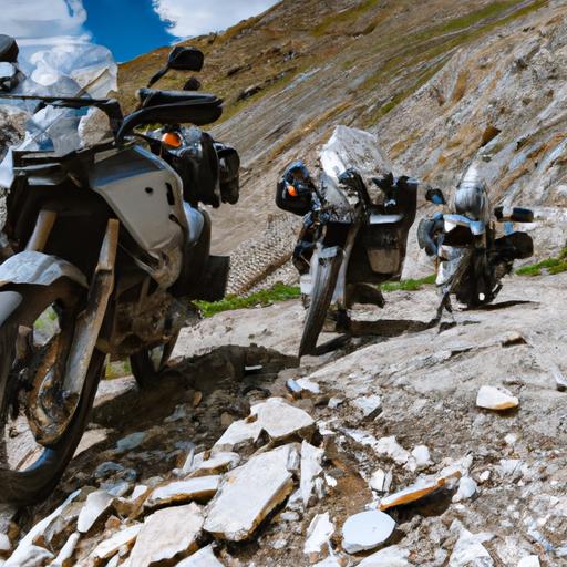 Nhóm mô tô BMW Adventure đậu trên địa hình đá vôi của dãy núi.