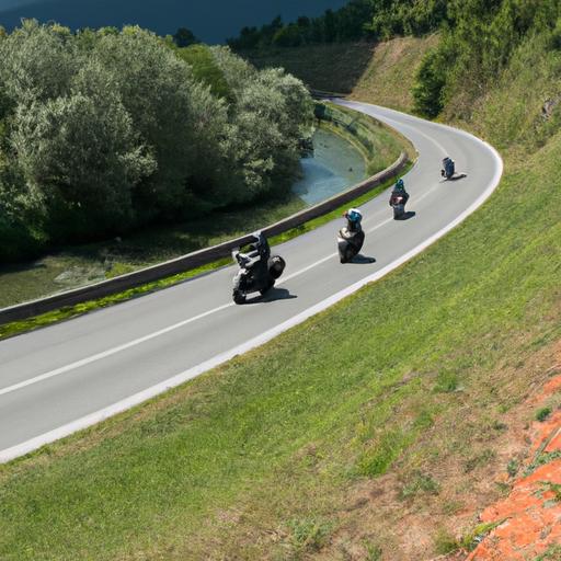 Nhóm người lái mô tô trên đường núi đẹp mắt