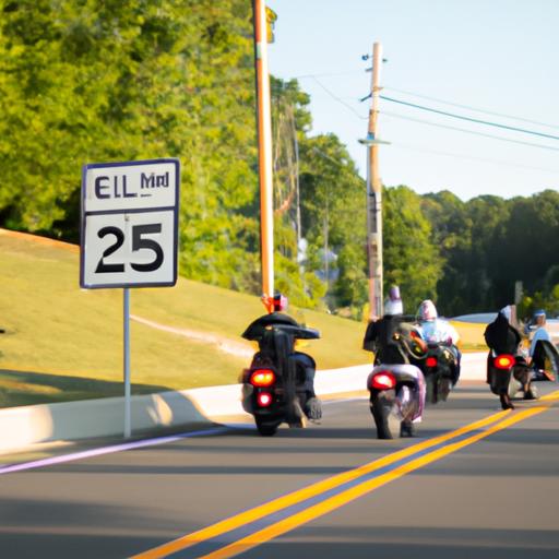 Nhóm người lái xe mô tô đi trên đường với biển báo giới hạn tốc độ ở phía sau.
