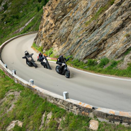 Một nhóm người lái xe mô tô Triumph đi qua đèo núi