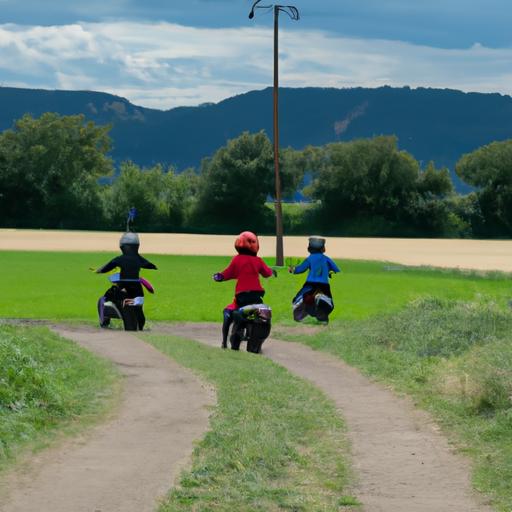Nhóm trẻ em đội nón bảo hiểm lái xe mô tô trên con đường đất bao quanh bởi những cánh đồng xanh