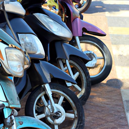 Nhóm xe mô tô 3 bánh có mui với nhiều màu sắc và kiểu dáng khác nhau đậu trên đường phố.