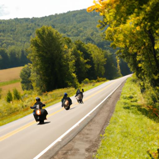 Một nhóm người lái xe mô tô chạy qua cảnh quan đẹp của miền quê.