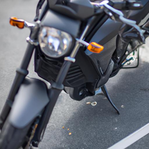 Xe mô tô Yamaha màu đen bạc nổi bật trên phố đông đúc của thành phố.